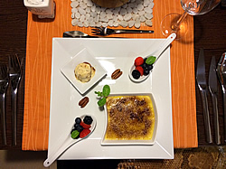 Skořicové Créme Brulée s variací lesního ovoce a zmrzlinou Häagen-Dazs Créme Brulée a pekanovými ořechy