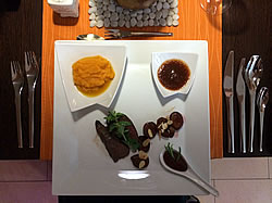 Filet mignon z klokaní svíčkové flambovanými švestkami a chilly plum chutney