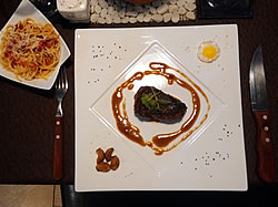 Biftek z argentinské svíčkové - Aberdeen Angus s křepelčím vejcem, špagety Aglio Olio