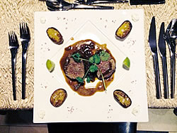 Filet Mignon z argentinské svíčkové na grilu s chilli omáčkou a restovanou červenou cibulí