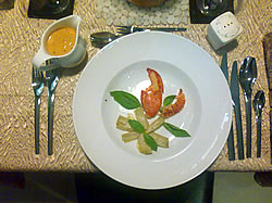 Lobster bisques s grilovaným humrem, artyčoky a mléčnou pěnou