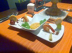 Gambas s citronovým vinaigrettem, řeřichou, mangové chutney s chilli a koriandrem