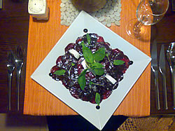 Carpaccio z bio řepy, kozím sýrem a bazalkou