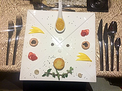 Torchon z kachních Foié gras s lanýžy, jahodami, mangovým chutney a brioškou Mousseline