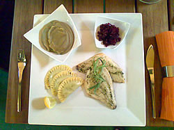Filet s pražmy královské s kaší z kandovaného lilku, ravioli, artyčoky, ragů z červené řepy