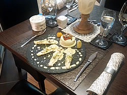 Mořský jazyk la Truffe s čerstvým lanýžem zapečený francouzským lanýžovým sýrem, lanýžové pyré, mangové chutney, čerstvá bylinka