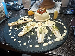 Mořský jazyk la Truffe s čerstvým lanýžem zapečený francouzským lanýžovým sýrem, lanýžové pyré, mangové chutney, čerstvá bylinka